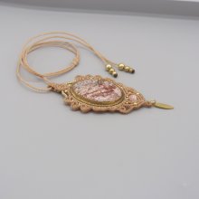Collier en micro-macramé beige avec une pierre naturelle, le jaspe léopard